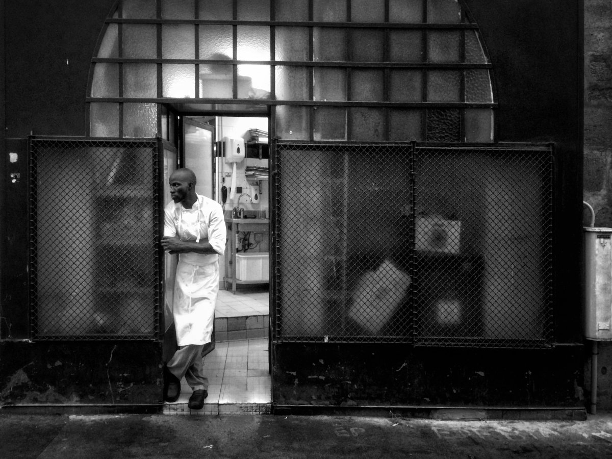 17. Chủ đề Con người: Ảnh chụp một người đầu bếp tại nhà hàng trên khu phố Latin Quarter, Paris